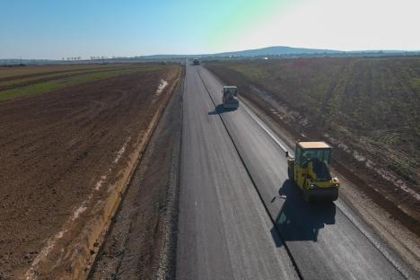 Se toarnă asfalt pe tronsonul dintre Oșorhei și Cheriu al Inelului Metropolitan de Sud Oradea. Această porțiune va fi deschisă circulației luna viitoare (FOTO)