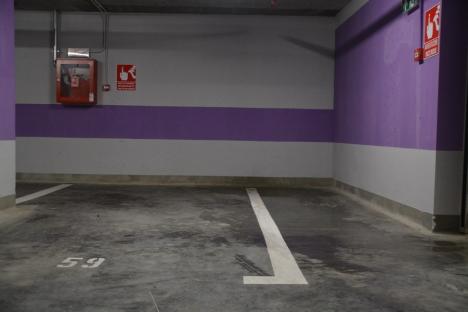 „Închideți-o urgent!” Parcarea subterană din Piaţa Independenţei 'lăcrimează' pe la îmbinări (FOTO/VIDEO)