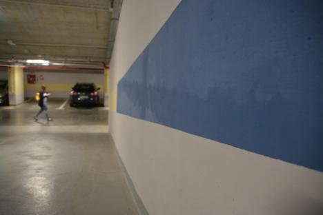 „Închideți-o urgent!” Parcarea subterană din Piaţa Independenţei 'lăcrimează' pe la îmbinări (FOTO/VIDEO)