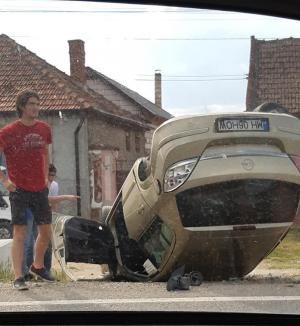 Accident între Oradea şi Salonta, cu un Opel şi un TIR. Autoturismul a ajuns cu roţile-n sus (FOTO)
