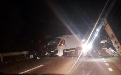 Accident în miez de noapte, pe DN 1, în Bihor: O dubiță s-a făcut praf, după ce a intrat într-un stâlp