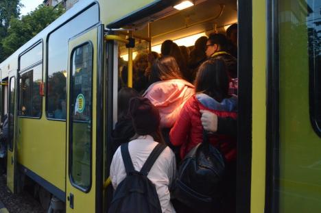 Vino iute, măi tramvai! OTL își nemulțumește clienţii cu prețurile mari, frecvențele reduse și vehiculele aglomerate (FOTO)