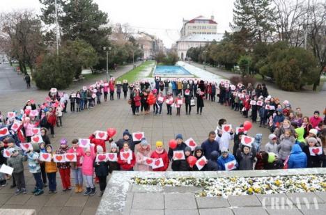 Inimi pentru inimi: 200 de elevi au marcat Ziua Internaţională a Persoanelor cu Dizabilităţi în Parcul 1 Decembrie