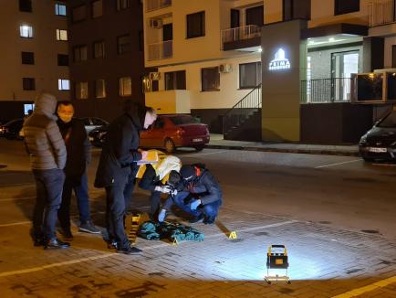 Agresor în libertate! Bărbatul care a înjunghiat-o pe femeia de pe strada Oneștilor din Oradea, căutat cu un câine polițist și cu reflectoare! (FOTO / VIDEO)