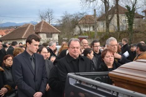 Înmormântarea lui Antim Blaga s-a încheiat. Băsescu şi Boc au plecat înainte de terminarea slujbei