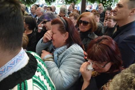 „Te-oi crăpa lume cu dor”: Florica Duma a fost însoțită pe ultimul drum de acordurile unui cântec popular și de aplauze (FOTO / VIDEO)