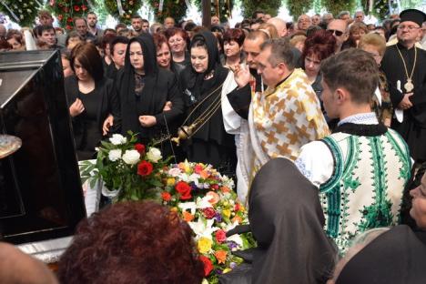 „Te-oi crăpa lume cu dor”: Florica Duma a fost însoțită pe ultimul drum de acordurile unui cântec popular și de aplauze (FOTO / VIDEO)