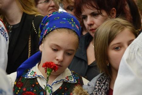 „Te-oi crăpa lume cu dor”: Florica Duma a fost însoțită pe ultimul drum de acordurile unui cântec popular și de aplauze (FOTO / VIDEO)