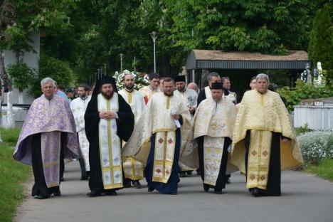 „Te-oi crăpa lume cu dor”: Florica Duma a fost însoțită pe ultimul drum de acordurile unui cântec popular și de aplauze (FOTO / VIDEO)