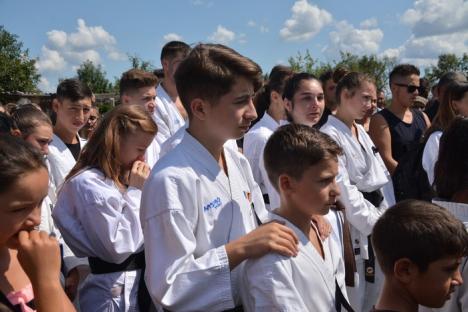 Ultima medalie: Tânărul ucis cu motocoasa la Ţeţchea, condus pe ultimul drum de colegii karateka şi de un alai uriaş (FOTO)