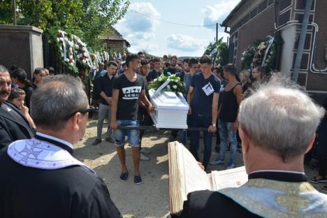 Ultima medalie: Tânărul ucis cu motocoasa la Ţeţchea, condus pe ultimul drum de colegii karateka şi de un alai uriaş (FOTO)