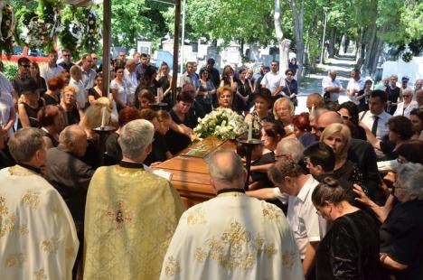 Ultimul drum: Doar 200 de participanţi la înmormântarea deputatului Octavian Bot (FOTO)