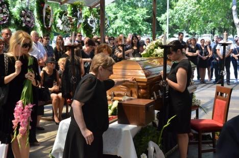 Ultimul drum: Doar 200 de participanţi la înmormântarea deputatului Octavian Bot (FOTO)