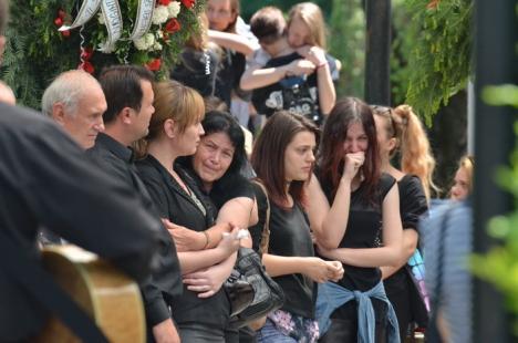 Unul dintre adolescenţii care s-au sinucis aruncându-se de pe bloc a fost înmormântat (FOTO)