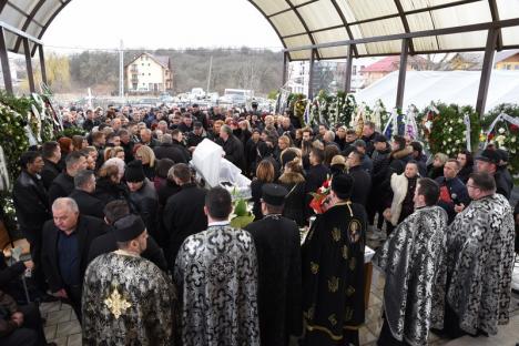 Peste 800 de persoane, între care şi Adrian Copilul Minune, la înmormânarea lăutarului Strugurel de la Oradea. A fost pus în groapă pe melodia sa 'Am avut şi eu o viaţă' (FOTO / VIDEO)