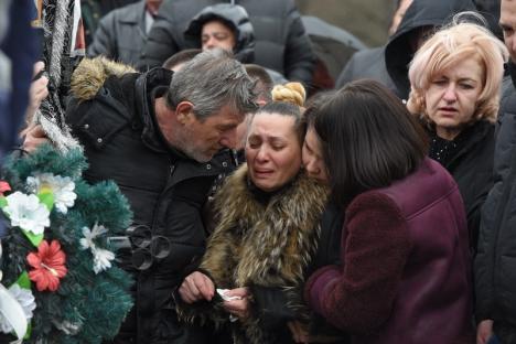 Peste 800 de persoane, între care şi Adrian Copilul Minune, la înmormânarea lăutarului Strugurel de la Oradea. A fost pus în groapă pe melodia sa 'Am avut şi eu o viaţă' (FOTO / VIDEO)