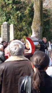 Adrian Hladii a fost înmormântat: Văduva a jelit la maxim peste sicriul deschis, iar preotul a zis că „omul judecă prea uşor” (FOTO / VIDEO)