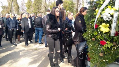 Adrian Hladii a fost înmormântat: Văduva a jelit la maxim peste sicriul deschis, iar preotul a zis că „omul judecă prea uşor” (FOTO / VIDEO)