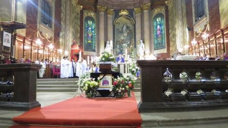 Înmormântat în catedrala în care a slujit: Episcopul catolic Tempfli József a fost condus pe ultimul drum de sute de prelaţi, preoţi, călugări şi credincioşi (FOTO / VIDEO)