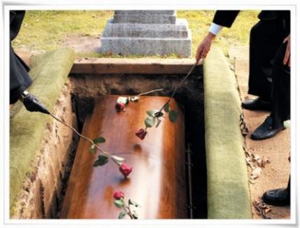 Noua lege funerară: Românii pot alege cum vor fi înmormântaţi 