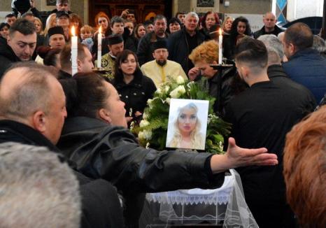 Râuri de lacrimi: Dalia Duca, tânăra de 24 de ani împuşcată de fostul iubit, a fost înmormântată (FOTO/VIDEO)