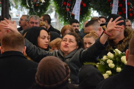 Râuri de lacrimi: Dalia Duca, tânăra de 24 de ani împuşcată de fostul iubit, a fost înmormântată (FOTO/VIDEO)