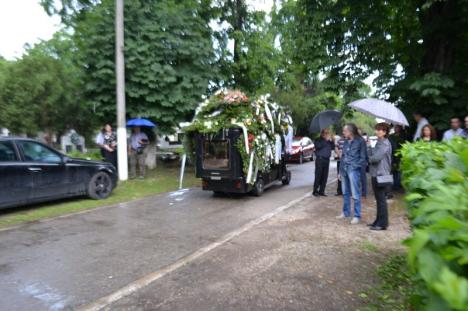 Fostul primar al Oradiei, Mihai Sturza, a fost condus pe ultimul drum, pe ploaie, de circa 150 de apropiaţi şi colaboratori (FOTO / VIDEO)