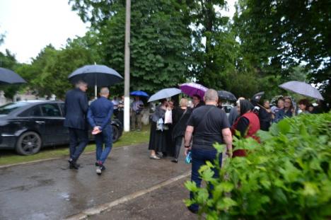 Fostul primar al Oradiei, Mihai Sturza, a fost condus pe ultimul drum, pe ploaie, de circa 150 de apropiaţi şi colaboratori (FOTO / VIDEO)