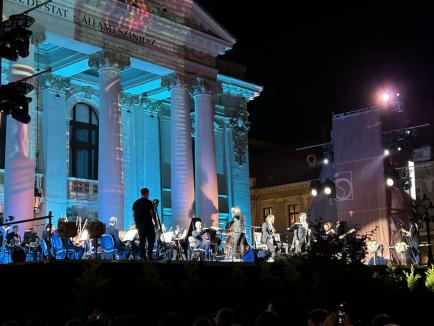 Oradea cu „briză” de Portofino: Cântece romantice italienești au răsunat în fața Teatrului (VIDEO)