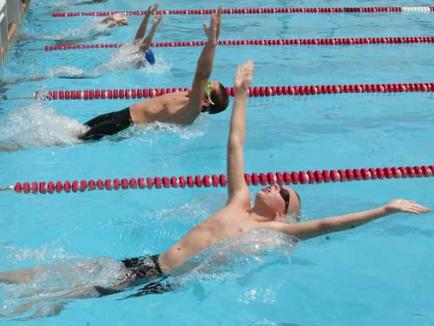 Peste 500 de sportivi vor participa la Memorialul de nataţie "Herman Schier"