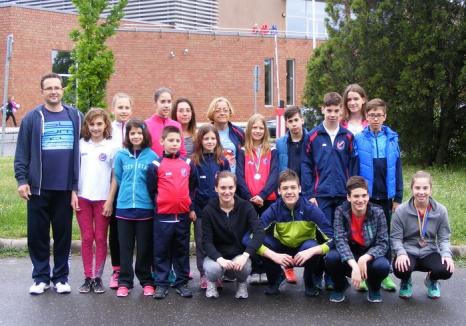 Tinerii înotători de la Crişul Oradea au obţinut 17 clasări pe podium la un concurs internaţional în Ungaria