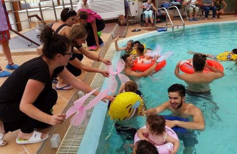 Copiii cu deficienţe de la CSEI Cristal au descoperit vara, prin înot senzorial (FOTO)
