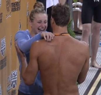 Medaliat cu aur, un înotător şi-a cerut iubia de soţie pe podium (VIDEO)
