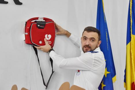 Premieră în Oradea: 15 defibrilatoare automate, cu care pot salva vieți și oamenii care n-au pregătire medicală, montate în școlile din oraș