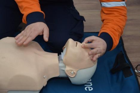 Orădenii învaţă să salveze vieţi: Voluntarii Serviciului de Ambulanţă Bihor vor merge din casă în casă pentru a preda cursuri de prim ajutor (FOTO)