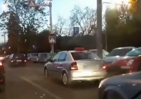 Pericol public: Instructor auto, filmat în timp ce conduce maşina… de pe scaunul din dreapta! (VIDEO)