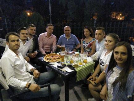 La pizza cu primarul: Studenţii basarabeni au ieşit în oraş cu Ilie Bolojan (FOTO)