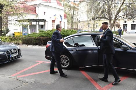 Ciucă, la Oradea: România nu și-a cedat MIG-urile ucrainenilor și nici nu găzduiește tabere de instrucție pentru militari din Ucraina. De ce nu face comentarii „de general”? (FOTO)