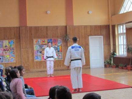 Peste 400 de elevi de la 'Ghibu' s-au întâlnit cu medaliatul olimpic la judo la JO de la Los Angeles din 1984, Mircea Frăţică (FOTO)