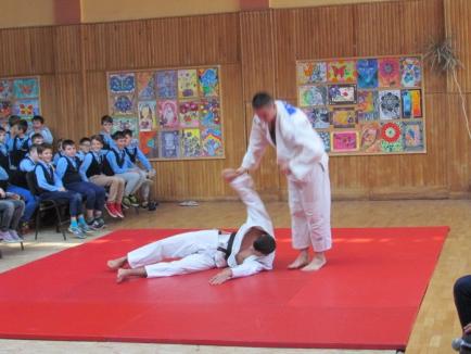 Peste 400 de elevi de la 'Ghibu' s-au întâlnit cu medaliatul olimpic la judo la JO de la Los Angeles din 1984, Mircea Frăţică (FOTO)