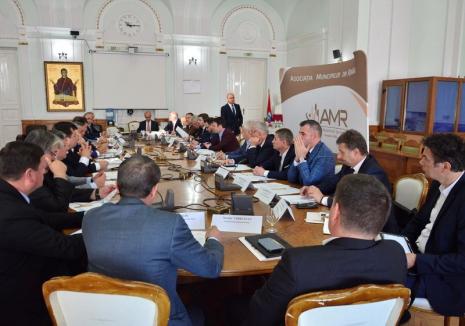 Reuniţi la Oradea, primarii de municipii cer Guvernului să lase în plan local 66% din impozitul pe venit colectat