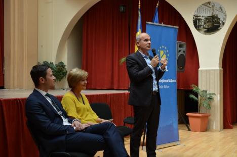 PNL-istul Rareş Bogdan s-a întâlnit cu tinerii la Oradea şi le-a spus cum vrea să debirocratizeze proiectele europene (FOTO/VIDEO)