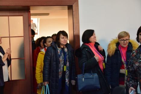 Profesori din Republica Moldova, veniţi în schimb de experienţă în Bihor, întâmpinaţi şi de membrii Uniunii Vatra Românească (FOTO)