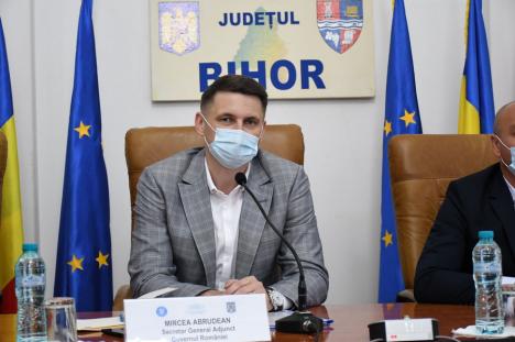 Abia aprobat și deja „prelucrat”: controversatul Plan Național de Investiții Anghel Saligny, prezentat primarilor din Bihor de către secretarul general al Guvernului (FOTO)