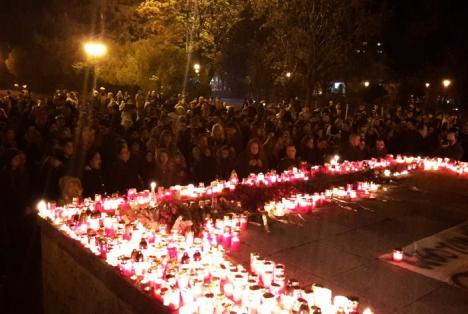 Sute de orădeni au ieşit în stradă în semn de solidaritate cu victimele din Capitală, în frunte cu episcopul Virgil Bercea