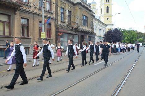 Sărbătoare nemţească: Tineri germani din ţară şi din străinătate au cântat şi au dansat în centrul Oradiei (FOTO/VIDEO)