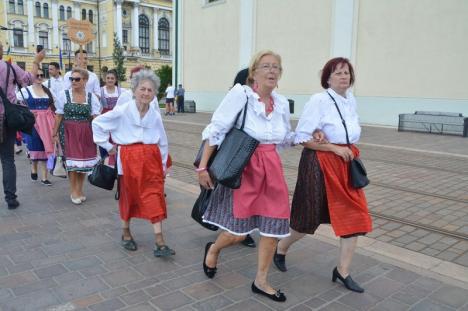 Sărbătoare nemţească: Tineri germani din ţară şi din străinătate au cântat şi au dansat în centrul Oradiei (FOTO/VIDEO)