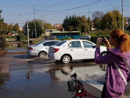 Pârâu în mijlocul oraşului: Maşinile şi tramvaiele au circulat prin apă, la intersecţia dintre bulevardele Dacia şi Decebal (FOTO / VIDEO)