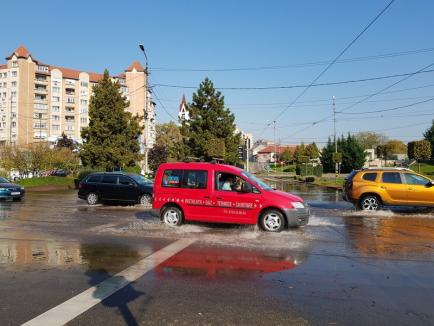Pârâu în mijlocul oraşului: Maşinile şi tramvaiele au circulat prin apă, la intersecţia dintre bulevardele Dacia şi Decebal (FOTO / VIDEO)