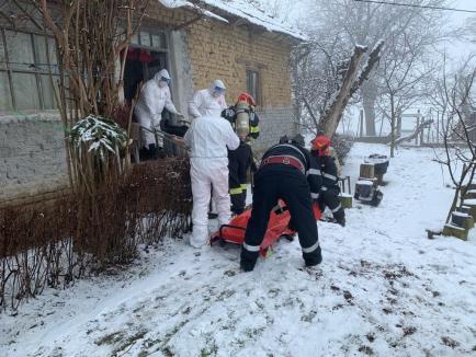 O femeie din Bihor aflată în carantină, salvată de pompieri după ce a căzut în casă (FOTO)